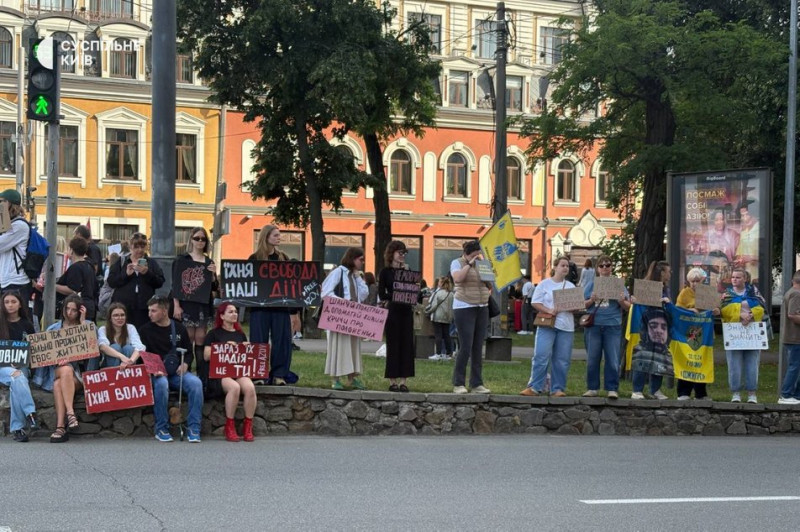 "Жити в невідомості роками нестерпно". У Києві пройшла акція на підтримку полонених та зниклих безвісти