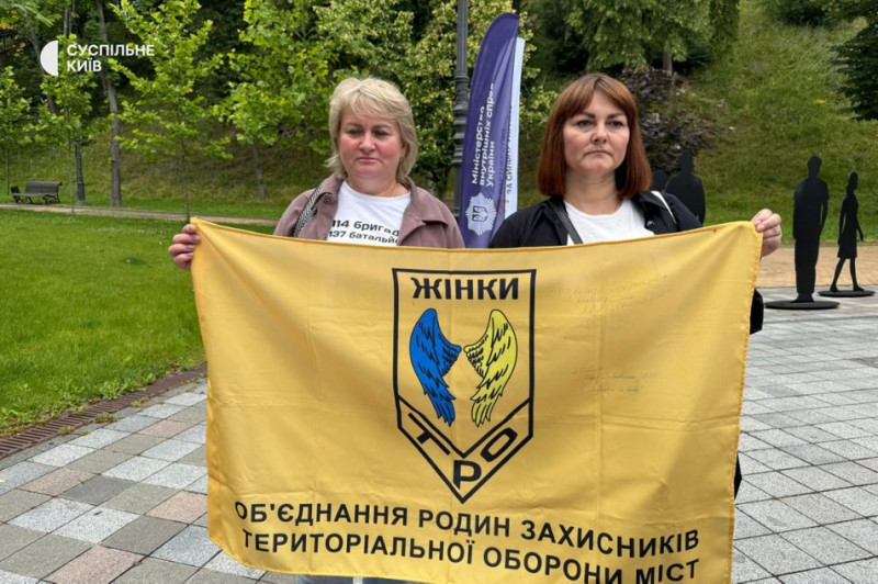 "Тіні присутності": у Києві відкрили інсталяцію, присвячену зниклим безвісти
