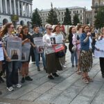 "Не дати забути тих, хто в полоні, а їх дуже багато": у Києві відбулася акція на підтримку полонених, зокрема жінок