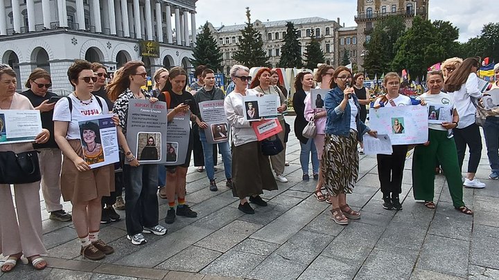 "Не дати забути тих, хто в полоні, а їх дуже багато": у Києві відбулася акція на підтримку полонених, зокрема жінок