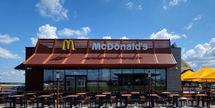 Работники заведения McDonald's закрылись в укрытии во время воздушной тревоги