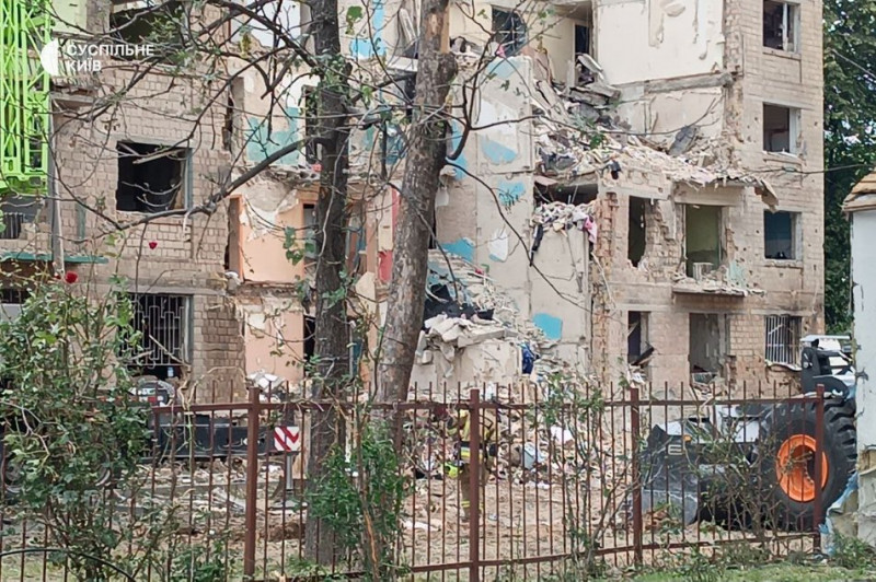 У Києві завершили рятувальну операцію на місці зруйнованої багатоповерхівки. Ракета РФ забрала життя 9 людей