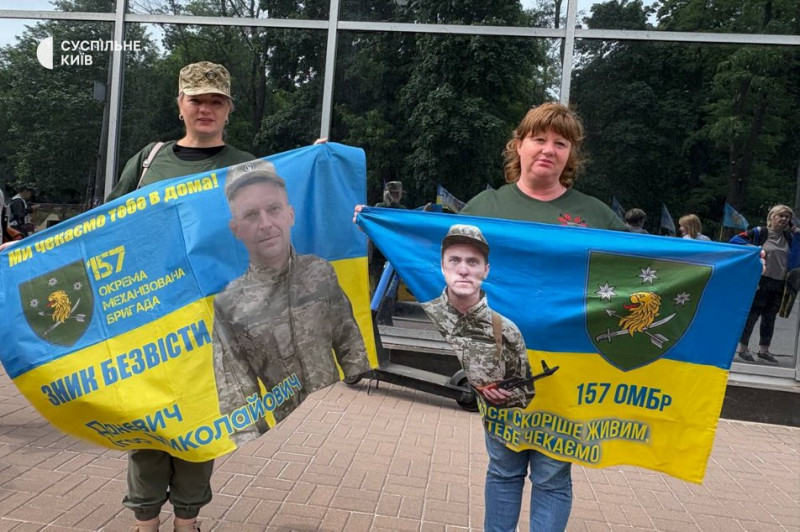 "Я продовжую вірити і надіятися": у Києві відбулася чергова акція-нагадування про полонених та зниклих безвісти