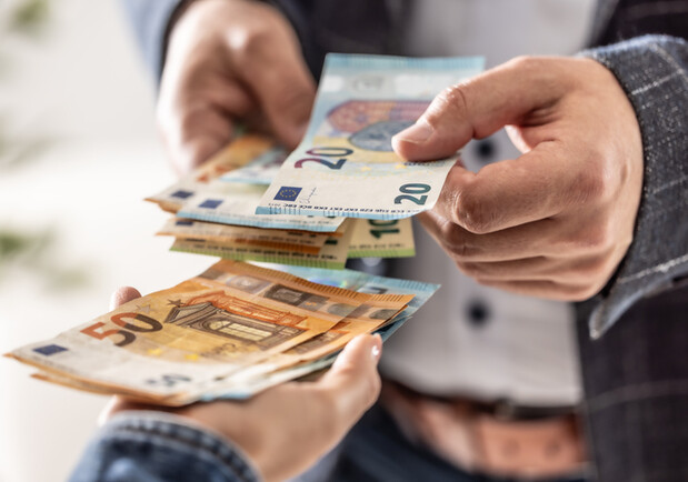 Курс евро в Украине вырос почти до 49 гривен: что происходит - фото: SimpleImages/gettyimages.com