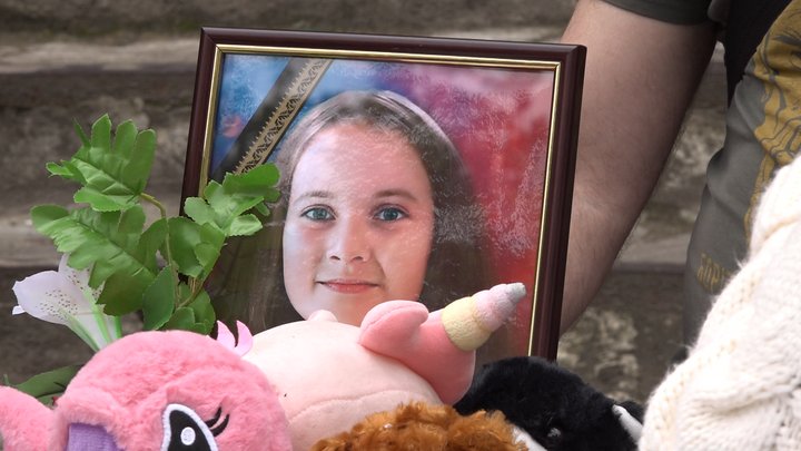 "Світилися очі, вона була прекрасна": у Києві попрощалися з загиблими під час атаки РФ 11-річною Марійкою та її матір'ю