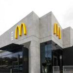 В одном из киевских McDonald's отказались впустить людей в убежище во время тревоги