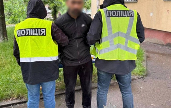 Угрожали гранатой: в Киеве двое иностранцев терроризировали прохожего
