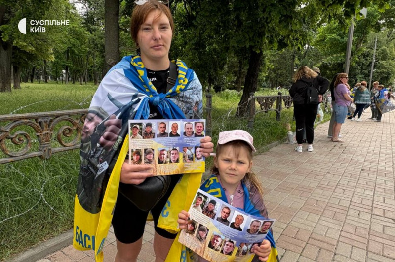 "Я продовжую вірити і надіятися": у Києві відбулася чергова акція-нагадування про полонених та зниклих безвісти