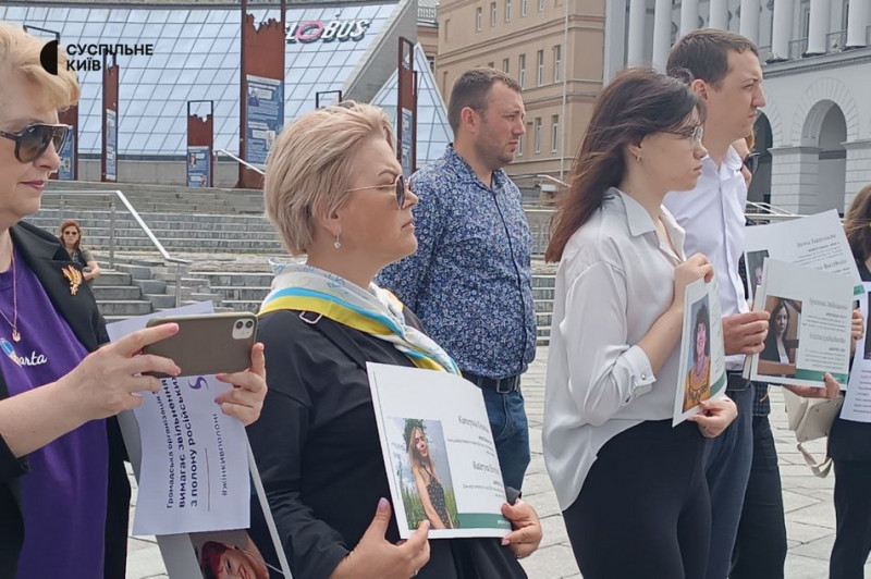 "Не дати забути тих, хто в полоні, а їх дуже багато": у Києві відбулася акція на підтримку полонених, зокрема жінок