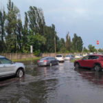 В Киеве непогода повредила автомобили и имущество