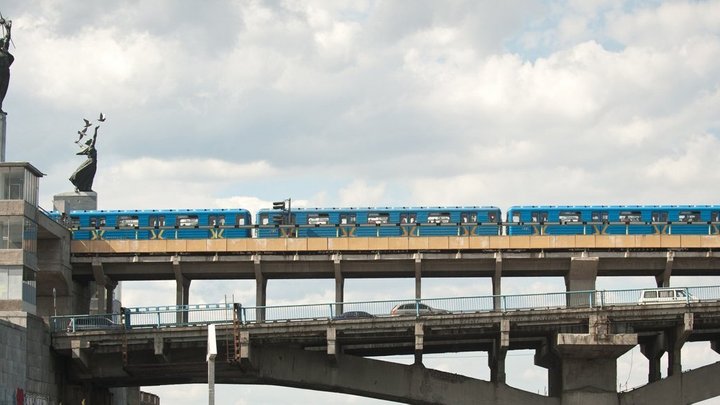 Рух поїздів на "червоній" лінії столичного метро відновили — КМДА