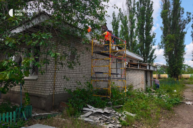 Пошкоджені житлові будинки у Дарницькому районі Києва: для мешканців розгорнули штаб допомоги