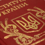 Известный книжный магазин Украины оказался в центре скандала из-за "исправленной статьи" Конституции (фото)