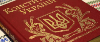 Известный книжный магазин Украины оказался в центре скандала из-за "исправленной статьи" Конституции (фото)