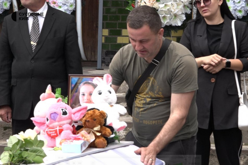 "Світилися очі, вона була прекрасна": у Києві попрощалися з загиблими під час атаки РФ 11-річною Марійкою та її матір'ю