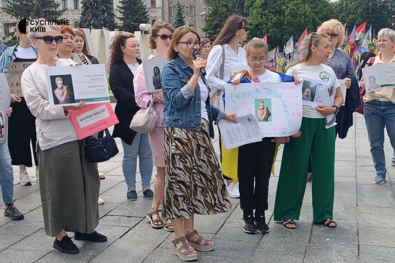 "Не дати забути тих, хто в полоні, а їх дуже багато": у Києві відбулася акція на підтримку полонених, зокрема жінок