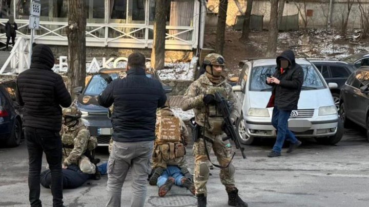 Виїзд за кордон за 15 тисяч доларів: у Києві судитимуть підозрюваних у переправленні чоловіків до ЄС через Молдову
