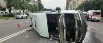 Масштабна ДТП у Києві: перекинувся пасажирський мікроавтобус, є травмовані
