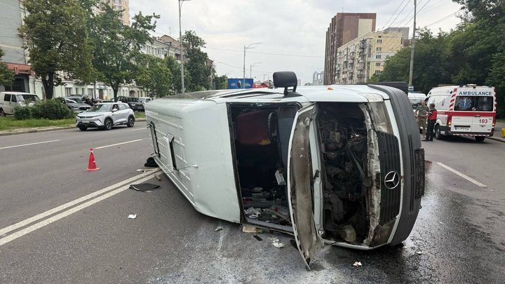 Масштабна ДТП у Києві: перекинувся пасажирський мікроавтобус, є травмовані