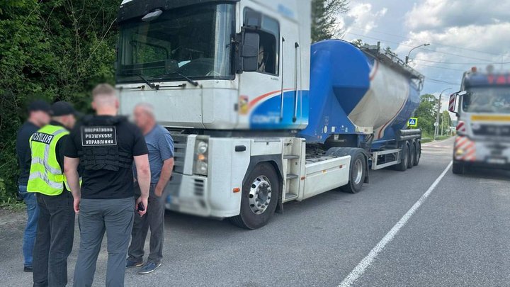 Виїзд за кордон за 15 тисяч доларів: у Києві судитимуть підозрюваних у переправленні чоловіків до ЄС через Молдову