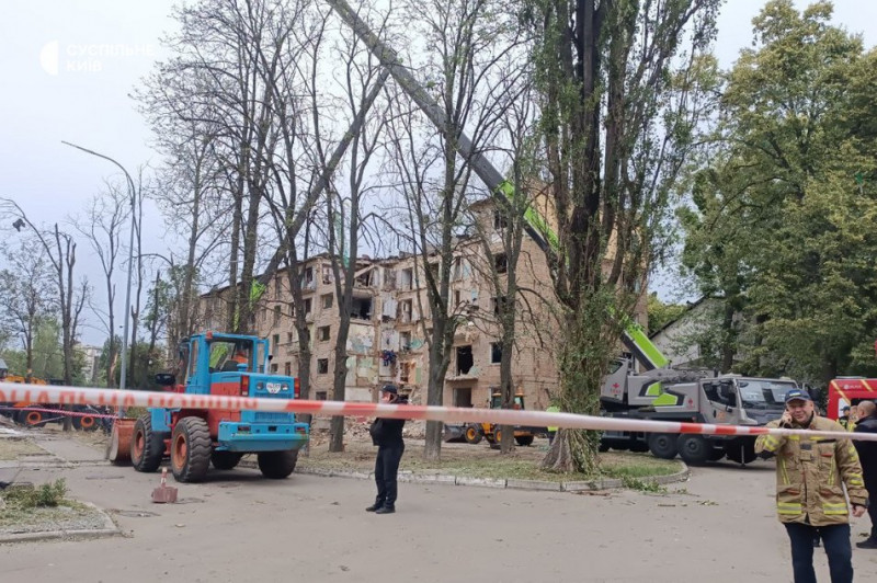 "Багато небезпечних конструкцій": у ДСНС Києва розповіли про аварійні роботи у будинку, де ударом РФ зруйнований під'їзд