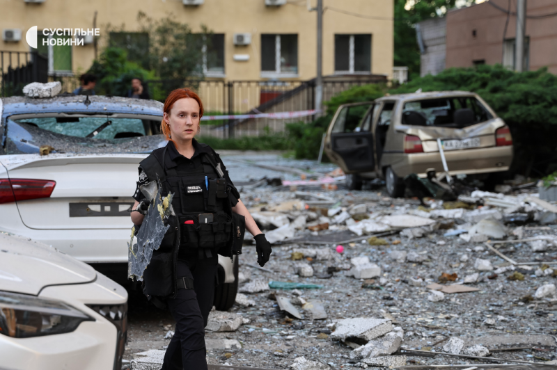 "Хвилею вибило двері паркінгу, яке укриття": жителі пошкодженого столичного будинку про нічну атаку