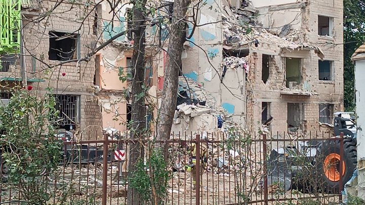 "Багато небезпечних конструкцій": у ДСНС Києва розповіли про аварійні роботи у будинку, де ударом РФ зруйнований під'їзд