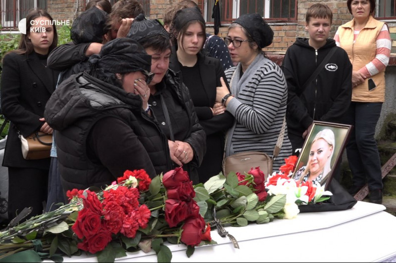 "Світилися очі, вона була прекрасна": у Києві попрощалися з загиблими під час атаки РФ 11-річною Марійкою та її матір'ю