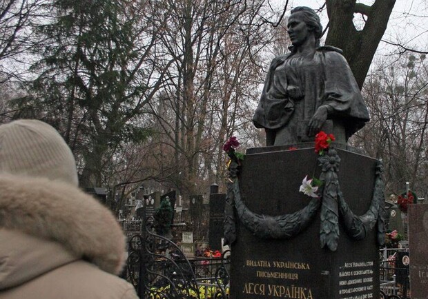 На памятнике Лесе Украинцы предлагают сменить надпись. Фото: facebook/Сидоржевский
