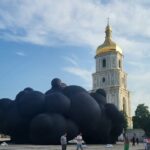 "Чорна хмара": скульптуру, яку Україна повезе на Burning Man, показали у Києві