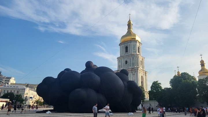 "Чорна хмара": скульптуру, яку Україна повезе на Burning Man, показали у Києві