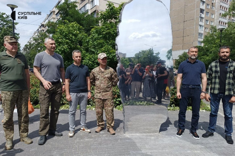 "Усвідомлення": у Києві відкрили артоб'єкт на честь воїнів ТРО