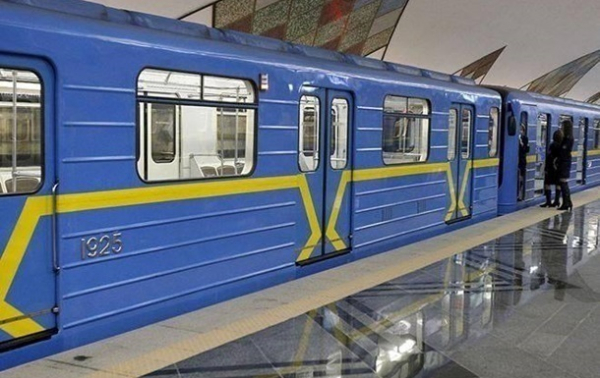 Повреждение путей метро в Киеве: между двумя станциями курсиркет автобус