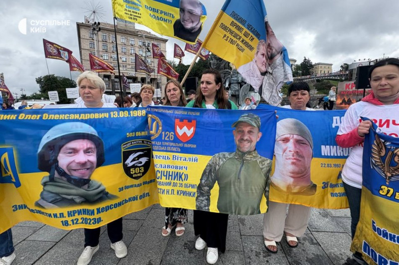 "Вони є. Просто ще не вдома": у Києві рідні зниклих безвісти воїнів під Кринками на Херсонщині вийшли на акцію