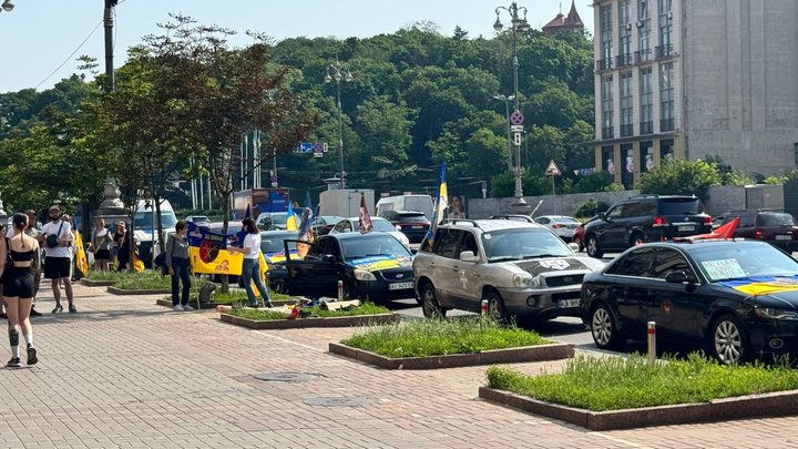"Щоб світ чув, не забував": у Києві відбувся автопробіг на підтримку полонених та зниклих безвісти військових