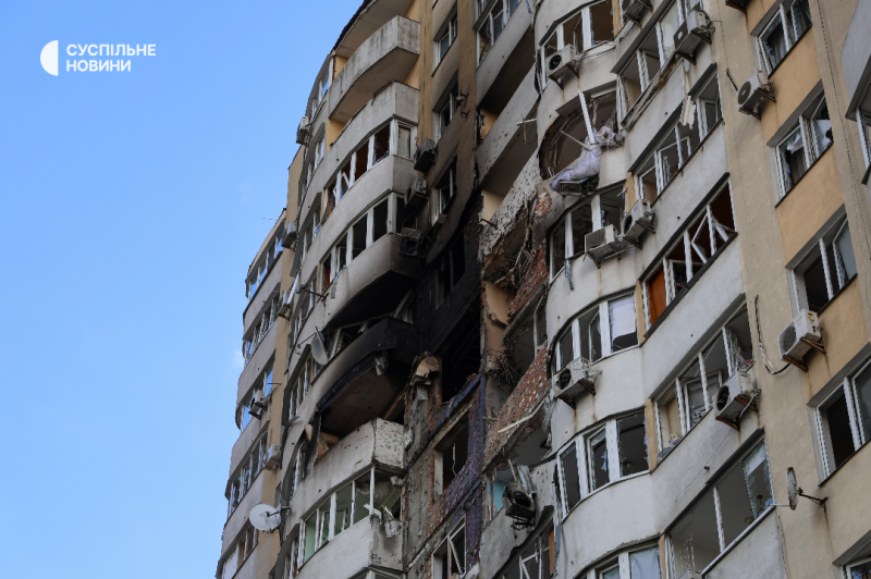 "Хвилею вибило двері паркінгу, яке укриття": жителі пошкодженого столичного будинку про нічну атаку