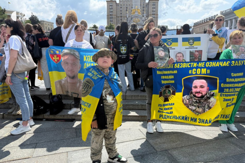 "Зниклі мають бути знайдені, а не забуті": у Києві відбулася акція на підтримку полонених та зниклих безвісти воїнів