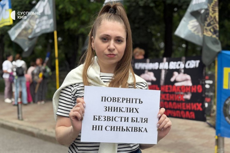 "Я продовжую вірити і надіятися": у Києві відбулася чергова акція-нагадування про полонених та зниклих безвісти