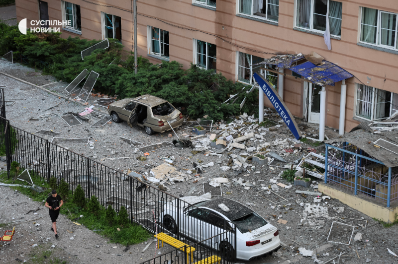 "Хвилею вибило двері паркінгу, яке укриття": жителі пошкодженого столичного будинку про нічну атаку