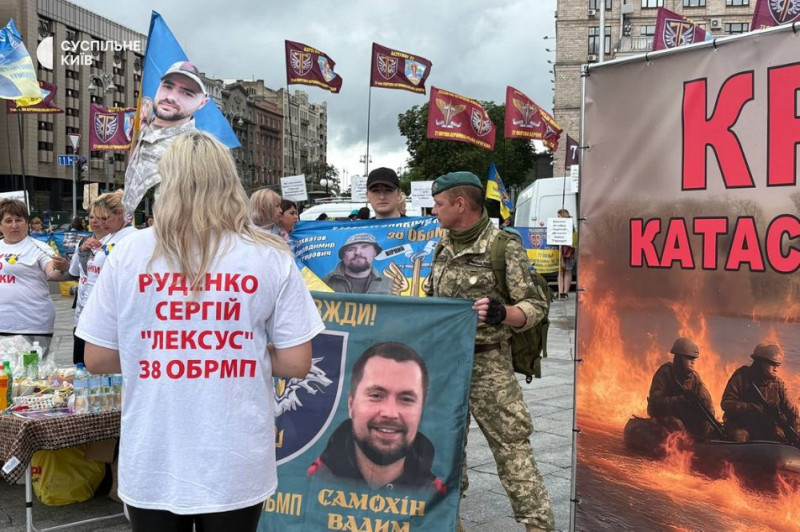"Вони є. Просто ще не вдома": у Києві рідні зниклих безвісти воїнів під Кринками на Херсонщині вийшли на акцію