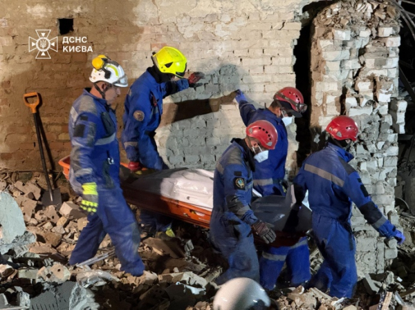 ДСНС: Кількість загиблих від удару РФ в Києві зросла до 16, 134 постраждалих