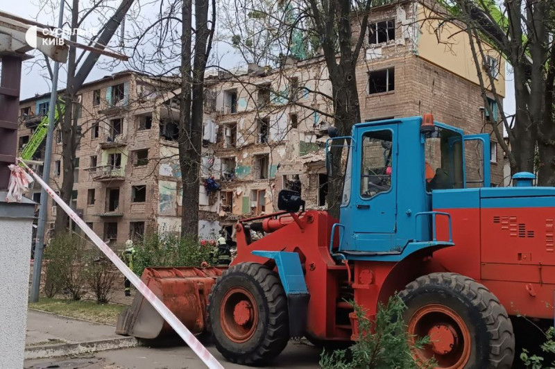 У Києві завершили рятувальну операцію на місці зруйнованої багатоповерхівки. Ракета РФ забрала життя 9 людей