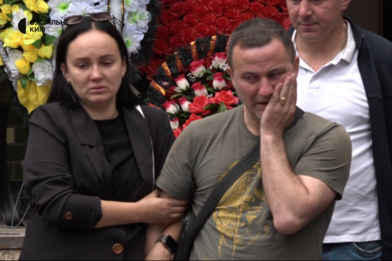 "Світилися очі, вона була прекрасна": у Києві попрощалися з загиблими під час атаки РФ 11-річною Марійкою та її матір'ю