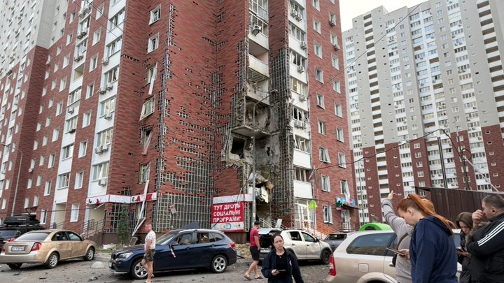 Пошкоджені житлові будинки у Дарницькому районі Києва: для мешканців розгорнули штаб допомоги