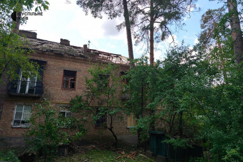 Пошкоджені житлові будинки у Дарницькому районі Києва: для мешканців розгорнули штаб допомоги