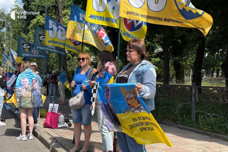 "Борітеся — поборете": акція-нагадування про військовополонених та зниклих безвісти відбулася у Києві