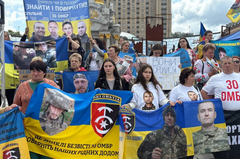 "Безвісти зниклі не забуті": родичі воїнів 30 ОМБР організували акцію у центрі Києва