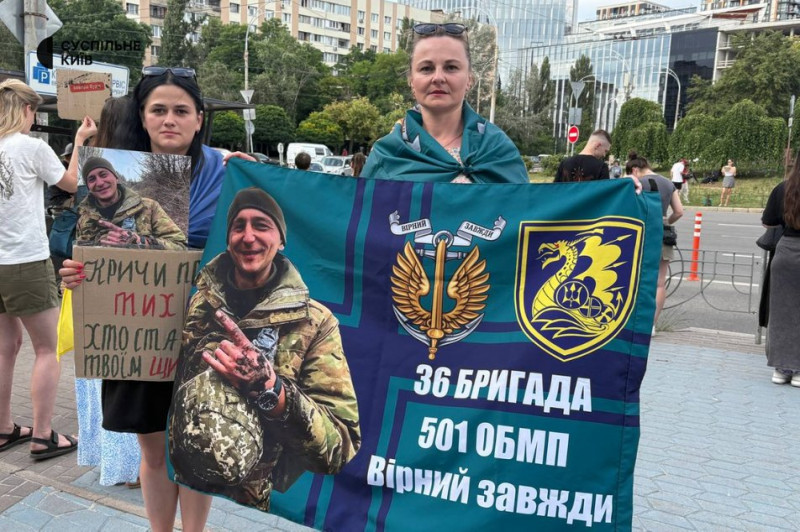 "Все витримаю, але дочекаюсь": у Києві відбулася щонедільна акція на підтримку військовополонених та зниклих