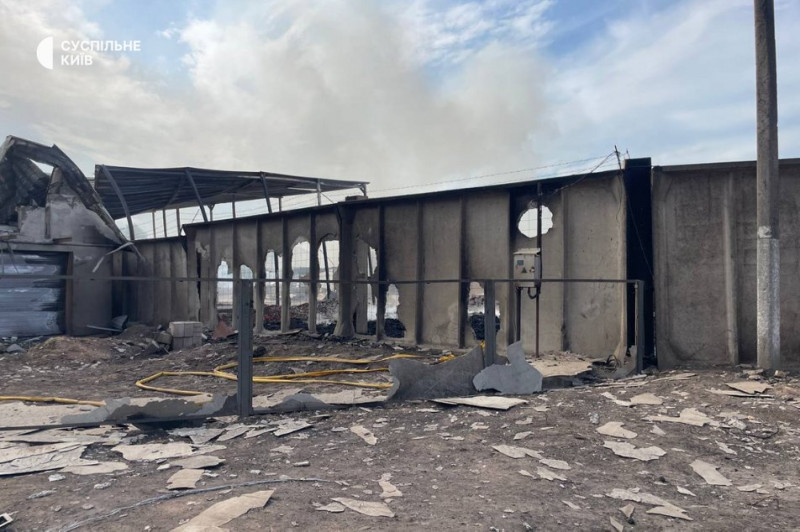 На Київщині під час російської атаки поранена жінка, спалахнула пожежа на підприємстві