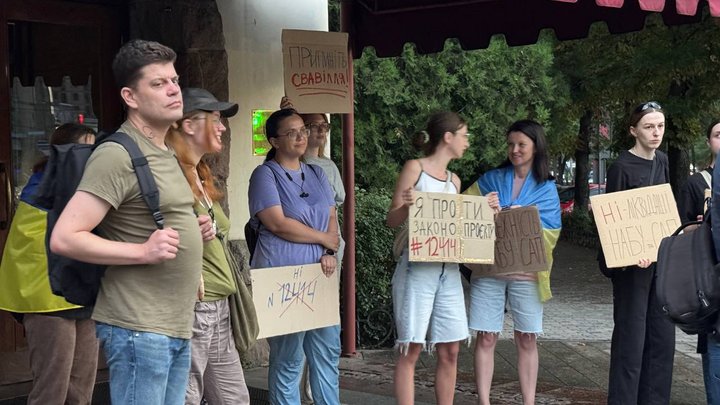 "Корупція аплодує": у Києві сотні людей зібралися на пікет через обмеження повноважень НАБУ І САП